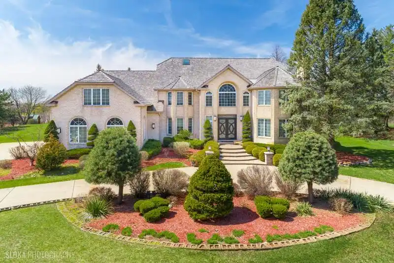 Stately All-brick Residence on 1.7 Acres