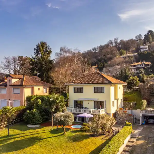 ELEGANT VILLA WITH PRIVATE GARDEN