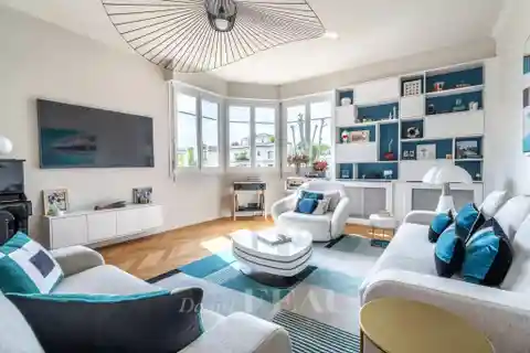 Spacious 1930s Home Near Shops