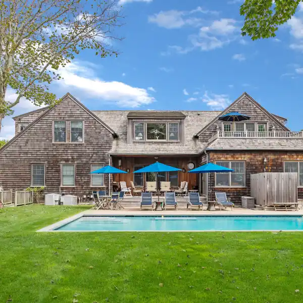 BEAUTIFUL SAGAPONACK CEDAR SHINGLE TRADITIONAL HOME
