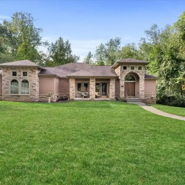 EASY AND ELEGANT ONE-LEVEL LIVING