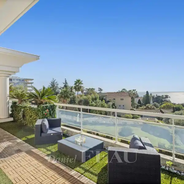 PENTHOUSE RETREAT WITH EXPANSIVE SEA-VIEW TERRACES