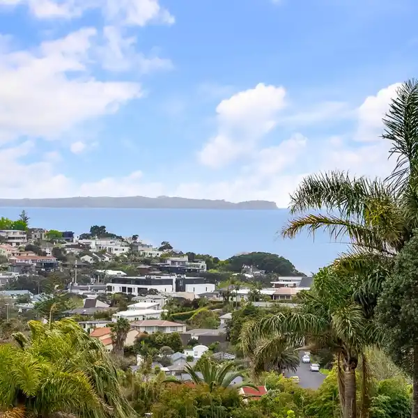 AN EXTRAORDINARY MAIRANGI BAY LIFESTYLE