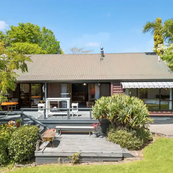 EXPANSIVE LIFESTYLE BLOCK WITH DEVELOPMENT POTENTIAL