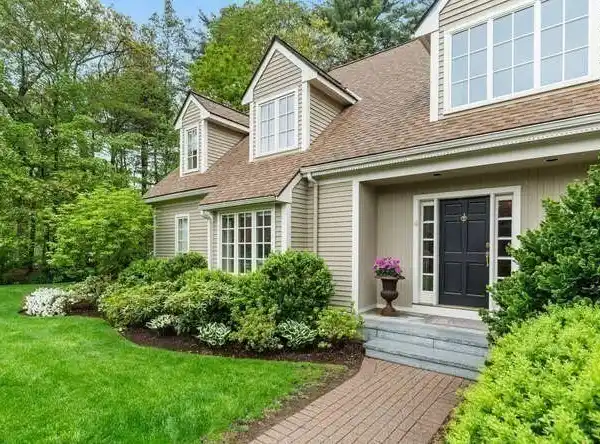 DESIGNER RETREAT WITH PRIVATE YARD & DECK