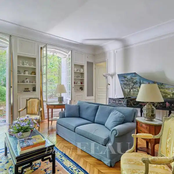 GARDEN-LEVEL APARTMENT IN A PRESTIGIOUS BUILDING