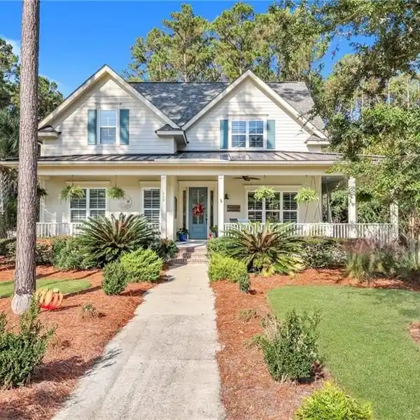 ICONIC HOME IN HAMPTON LAKE