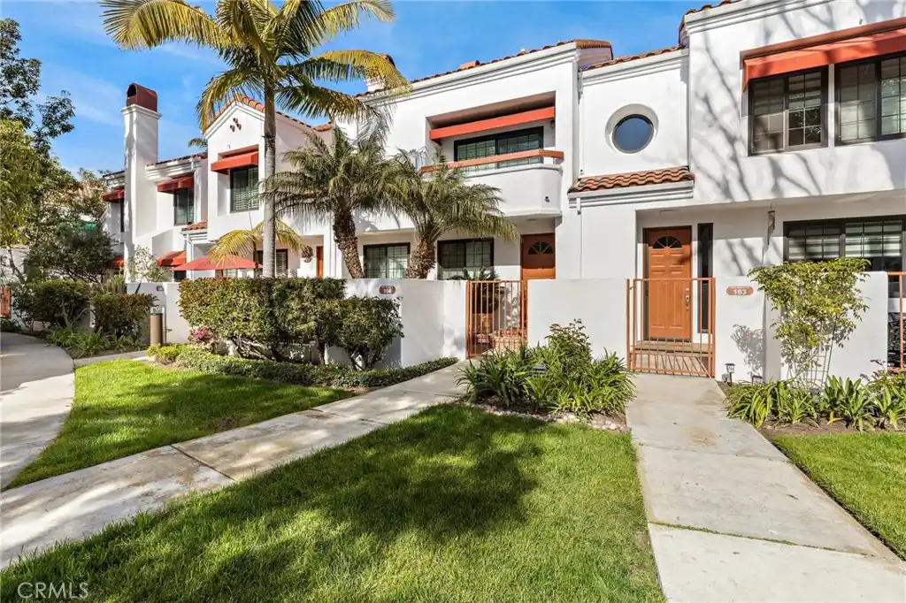 Beautiful Tri-level Pacific Ranch Townhome