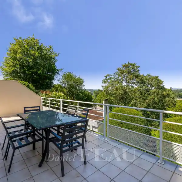 EXPANSIVE LIVING WITH STUNNING PARISIAN VISTAS