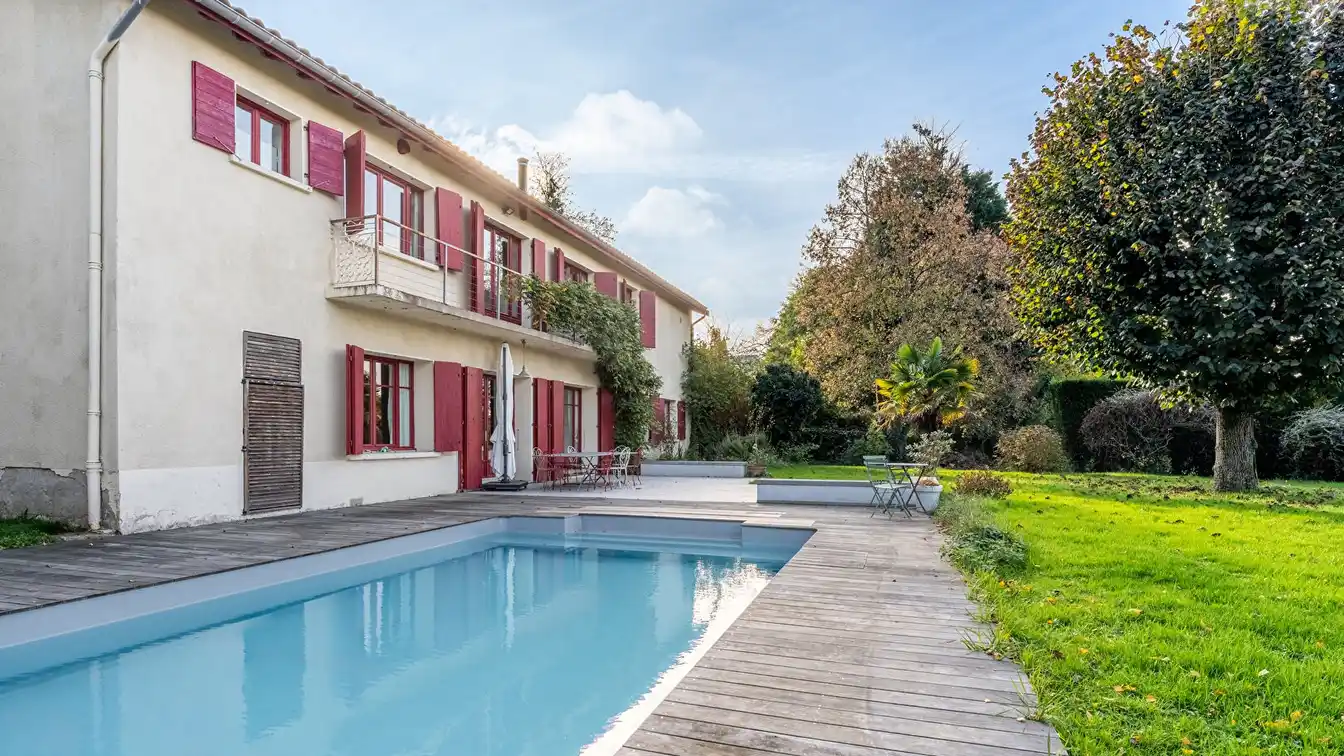 Detached Character Property in the Popular Town of Limonest