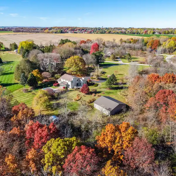 MODERN RETREAT SURROUNDED BY SCENIC CONSERVANCY VIEWS