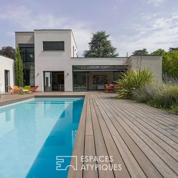 MAGNIFICENT ARCHITECT-DESIGNED HOUSE