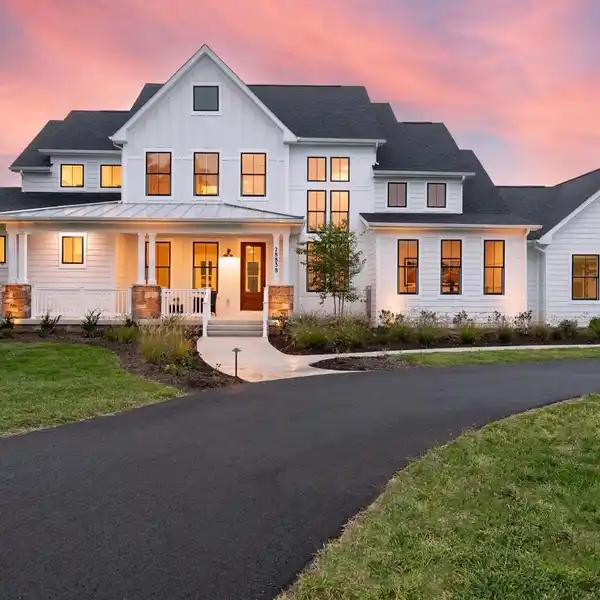 LUXURIOUS MODERN FARMHOUSE ON FIVE PRIVATE ACRES