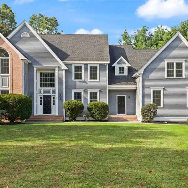 SUNLIT COLONIAL IN PRIME CUL-DE-SAC