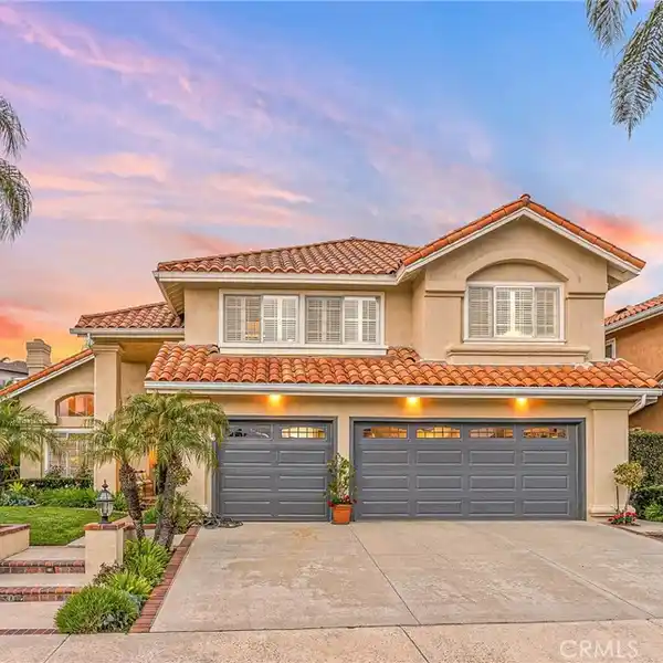 INVITING RESIDENCE IN CANYON CREST ESTATES