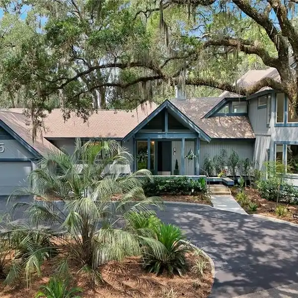 GRACIOUS HOME OVERLOOKING HERON POINT GOLF COURSE
