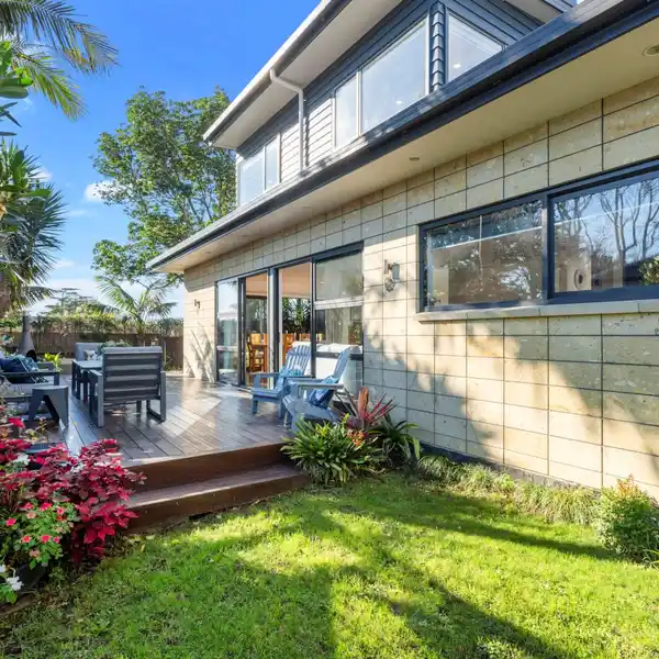 CONTEMPORARY HOME SITS PRIVATELY ON A FREEHOLD SITE