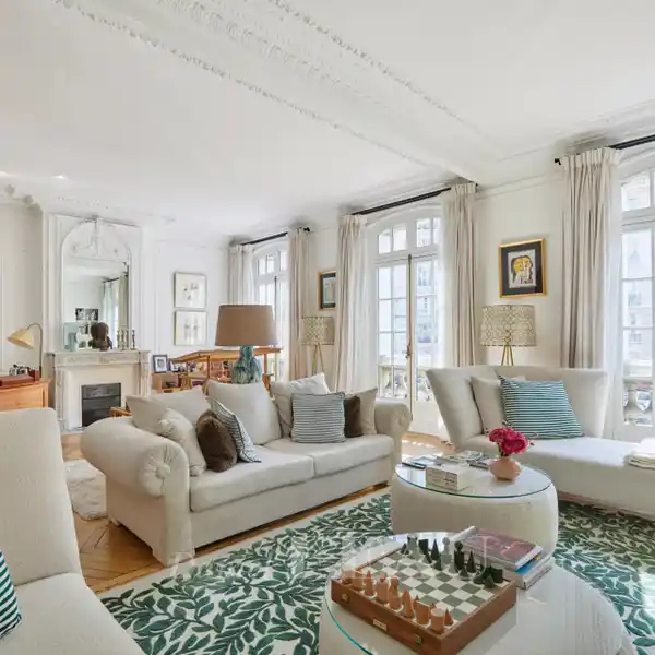 FINELY DETAILED PARIS APARTMENT