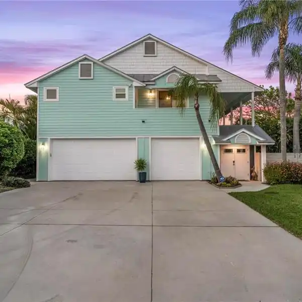 IDEALLY LOCATED JUPITER RETREAT