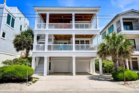 Gorgeous Top Floor Condo One Back from the Ocean