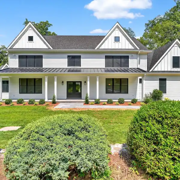 SPECTACULAR CUSTOM-BUILT HOME IN AN ESTABLISHED CUL-DE-SAC