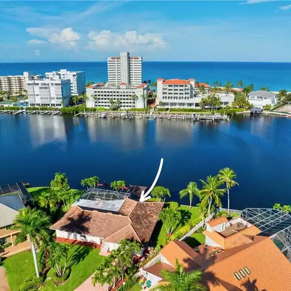 POINT PROPERTY WITH PANORAMIC BAY VIEWS
