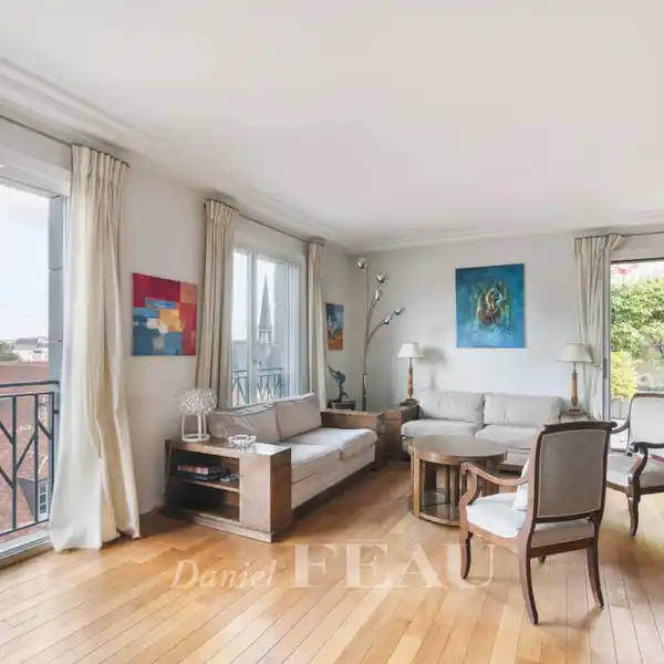 TERRACED APARTMENT WITH ICONIC PARISIAN SKYLINE VIEWS