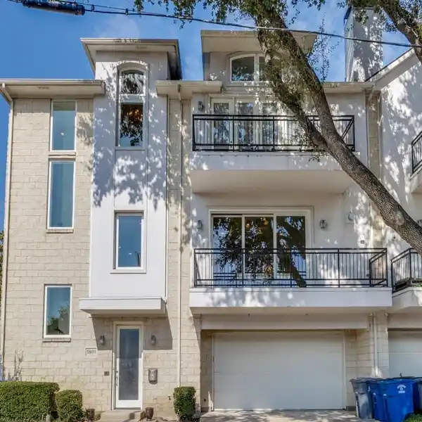 ELEGANT CORNER TOWNHOME