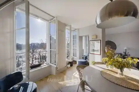 Peaceful Parisian Retreat with Open-plan Living