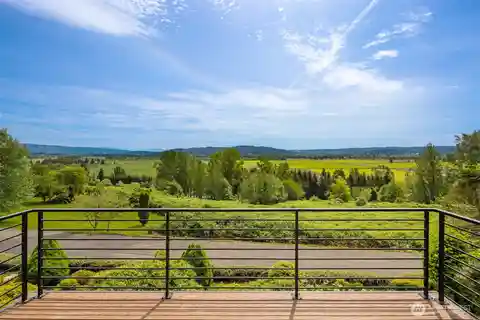 Beautifully Remodeled Daylight Rambler