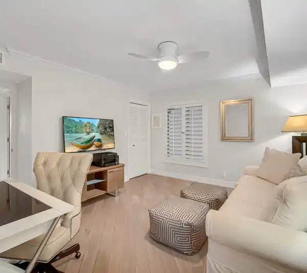 ELEGANT AND CONTEMPORARY HOME