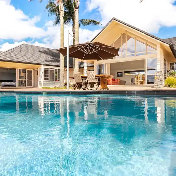 LARGE AND LUXURIOUS FAMILY LIVING IN KARAKA