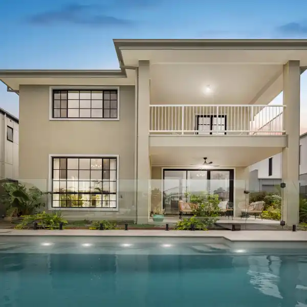 METICULOUS HOME ON A WATERFRONT BLOCK