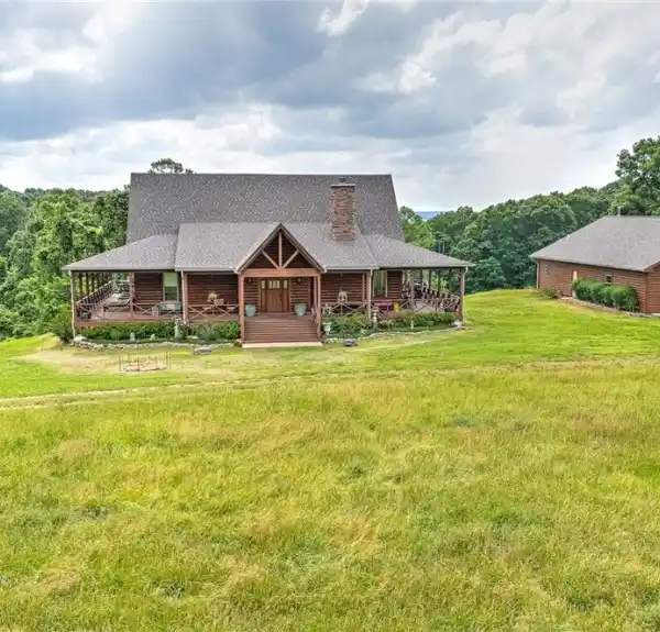 DREAM LOG HOME WITH LOG-SIDED SHOP
