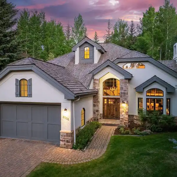 CHARMING HOME IN THE GREENS NEIGHBORHOOD