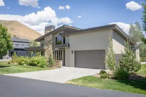 Open-Plan Single-Level Sanctuary