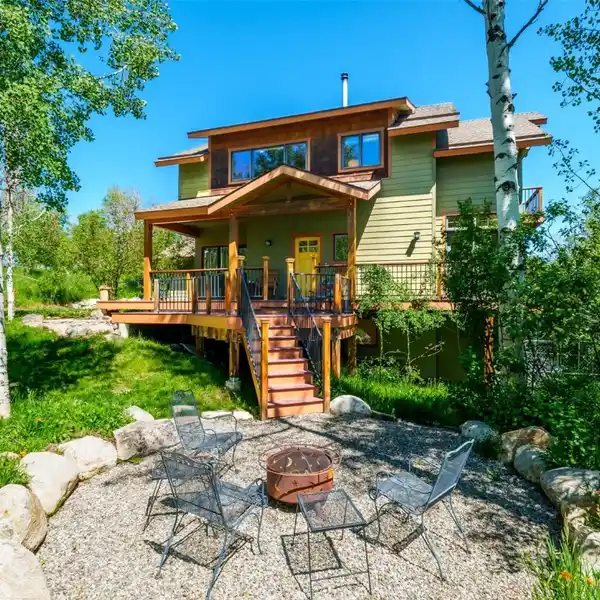 DISCOVER THE EPITOME OF MOUNTAIN LIVING