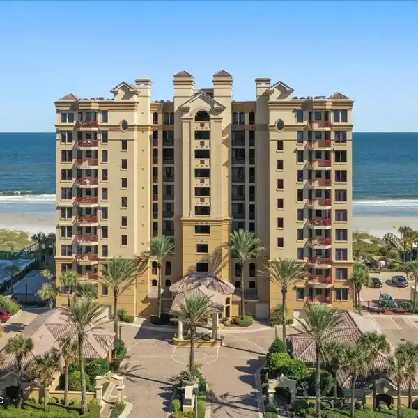 BOUTIQUE LANDMARK LIVING STEPS FROM THE BEACH