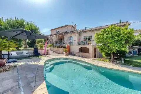Sunlit Villa Steps from Saint-Aygulf Beaches