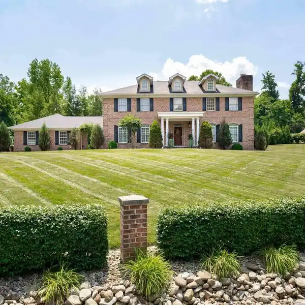 EXQUISITE LIVING AT LAKESIDE ESTATES