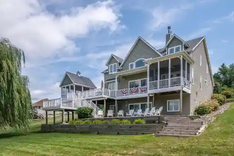 Spectacular 6 Acre Turnkey Lakefront Retreat