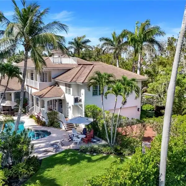 REMARKABLE AQUALANE SHORES RESIDENCE