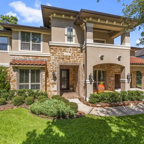 ELEGANT TOMBALL HOME WITH SOARING CEILINGS, MEDIA ROOM & POOL