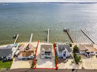 Coastal Luxury in This Beach-Chic Home