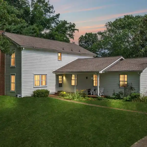 CHARMING HOME IN LOVELY GREEN VALLEY