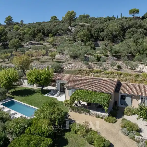 PEACEFUL SINGLE-STORY HOME WITH COMMANDING VIEWS
