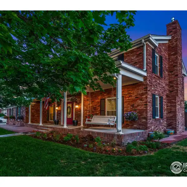 BEAUTIFULLY UPDATED HOME IN DESIRABLE BOYD LAKE