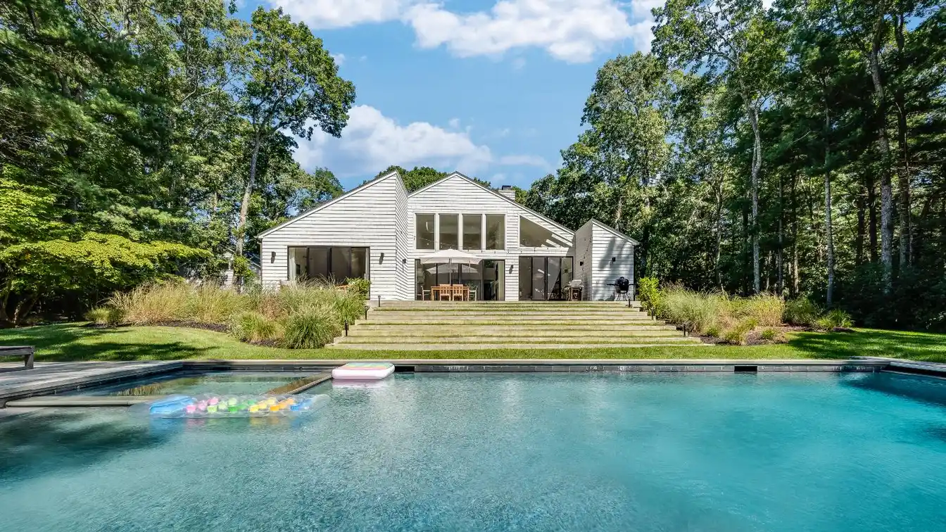 Wonderful Contemporary Home Located Near East Hampton Village