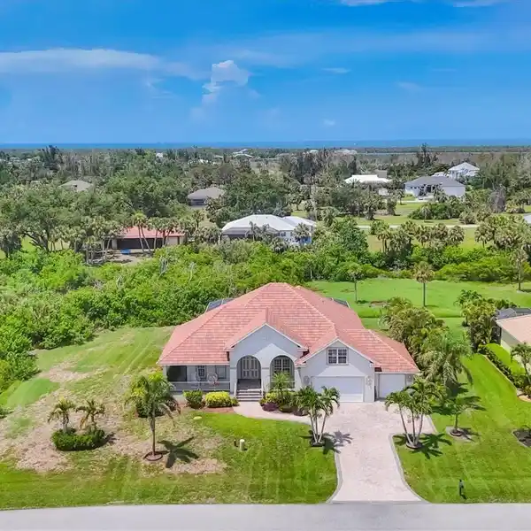 EXQUISITELY CRAFTED CUSTOM ESTATE