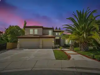 Trophy Home in Prestigious Vintage Grove